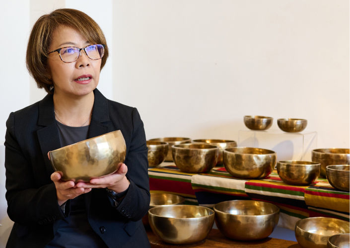 その音色に、心落ち着く、癒やされる。「シンギングボウル」のある